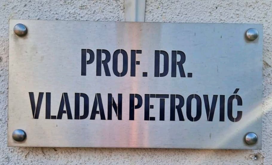 Tabla sa imenom na kapiji